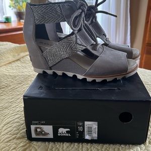 Brand New w/o tag Sorel lace up sandals with receipt